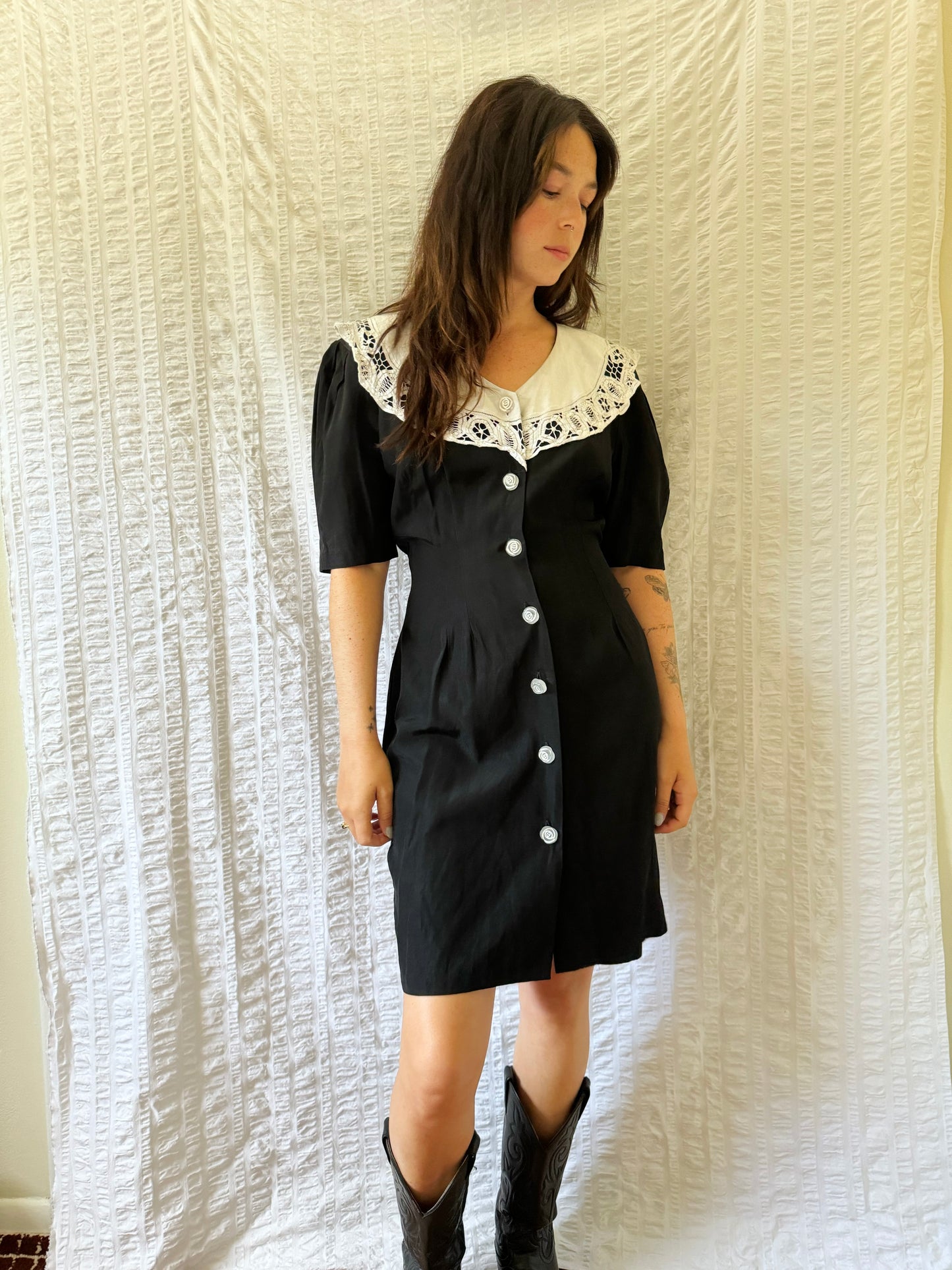 rose-button lace collar dress